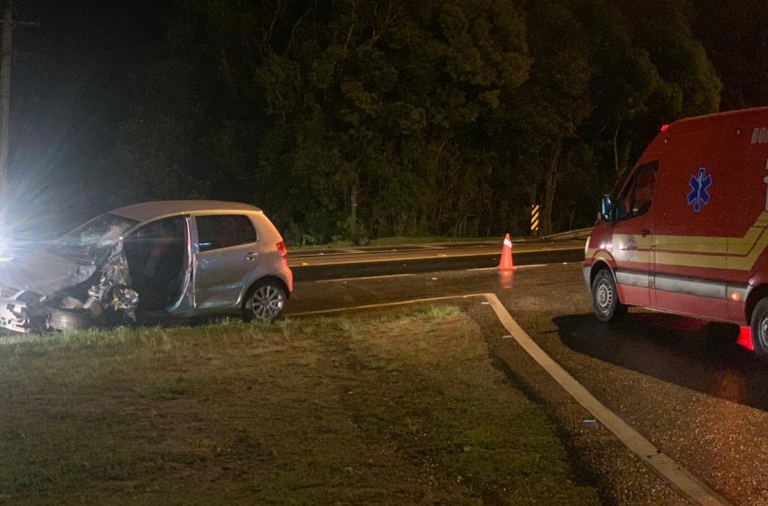 Colisão entre carros deixa uma mulher ferida