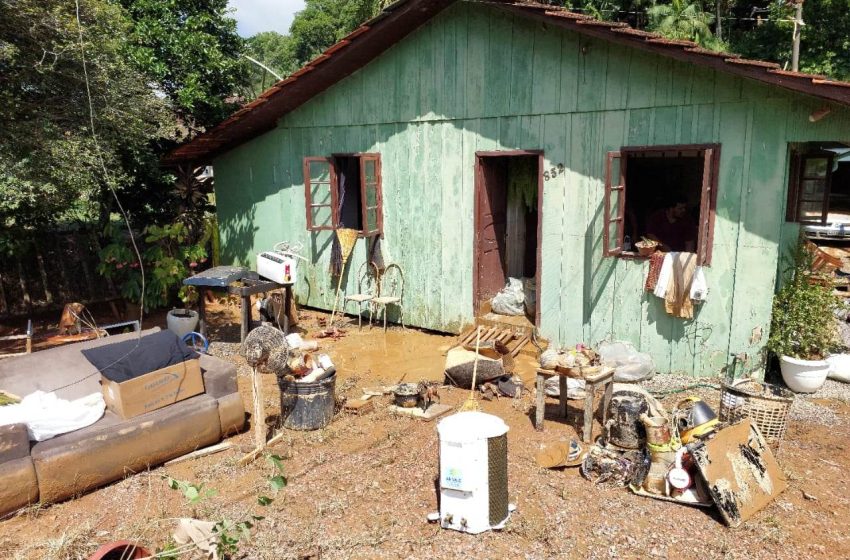 Família perde tudo após fortes chuvas