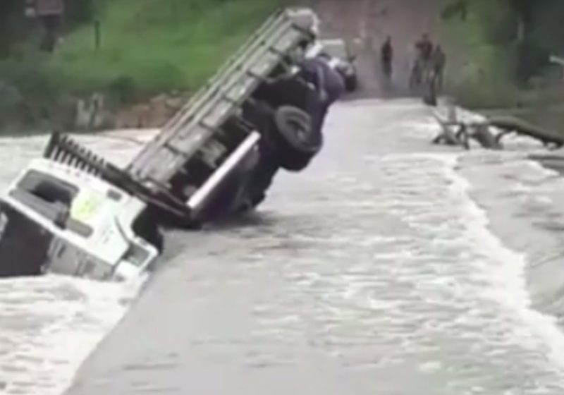  POR POUCO: caminhão cai de ponte e motorista consegue escapar