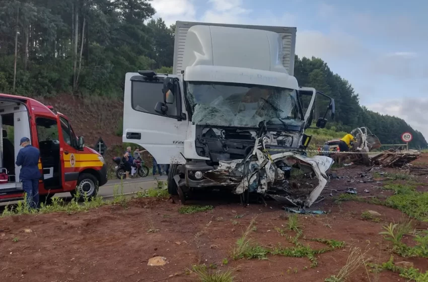  Três ocupantes de picape morrem após veículo colidir com caminhão e partir ao meio