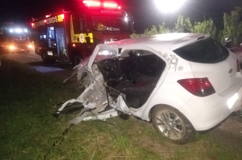  ACIDENTE: motorista fica preso às ferragens