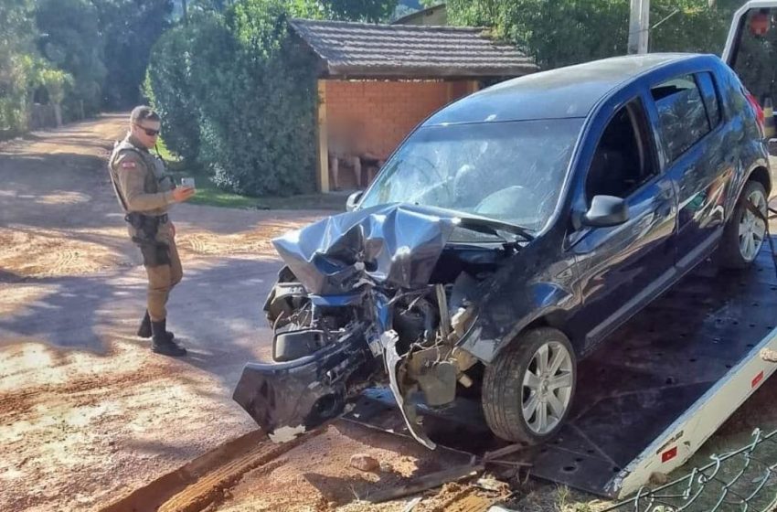  Homem bate carro em poste e foge deixando três crianças dentro