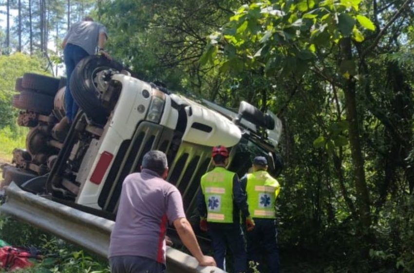  Caminhão tomba e homem morre na BR-470  