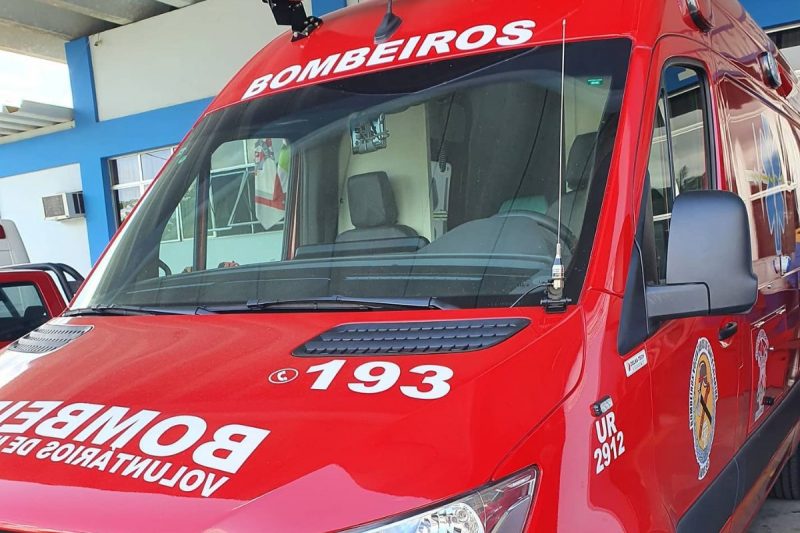  Duas pessoas são resgatadas em estado grave após cair de ribanceira de 30 metros