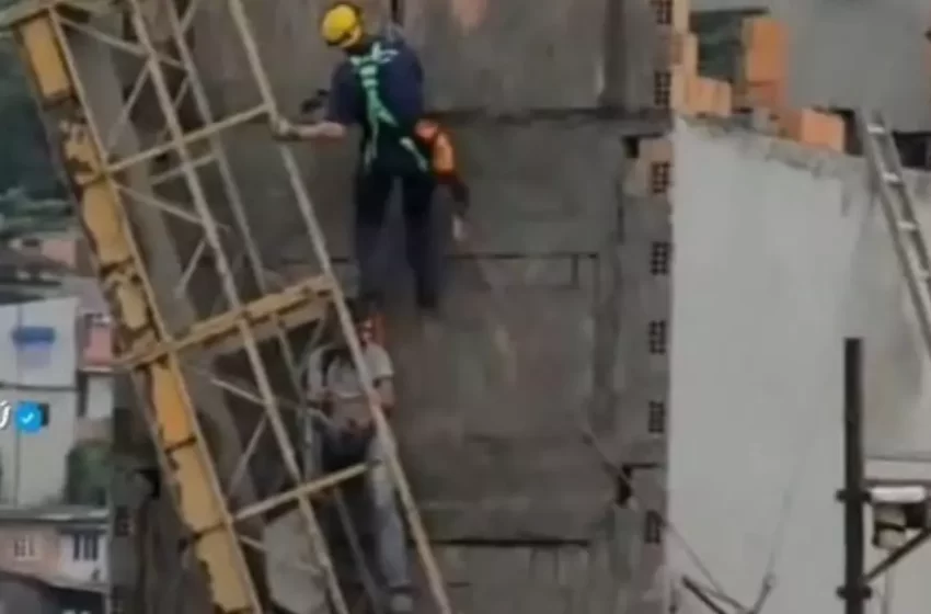  Trabalhador fica pendurado após andaime desabar