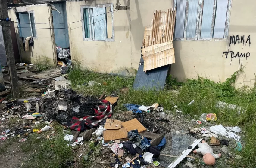  Mãe é presa por maus-tratos após deixar filhos pequenos sem comida e dormindo em meio ao lixo