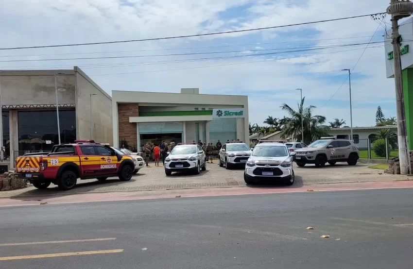  Assaltantes invadem banco Sicredi e fazem reféns