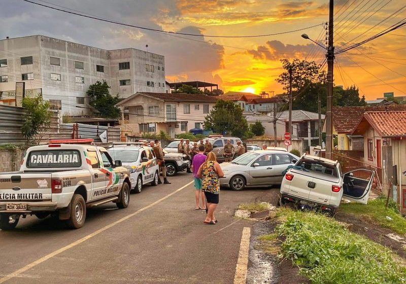  Homem em surto rouba carro com mãe e bebê dentro