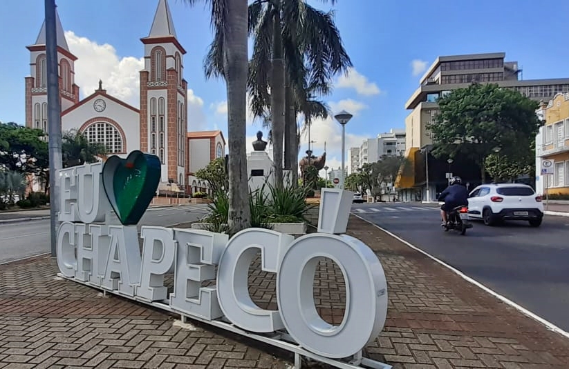  Feto é encontrado em contêiner de lixo