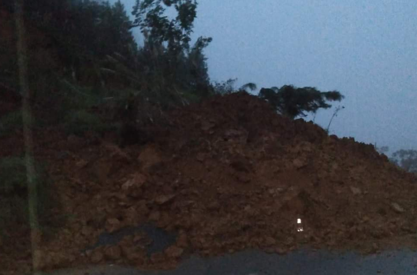  URGENTE: queda de barreira bloqueia totalmente Serra de Corupá