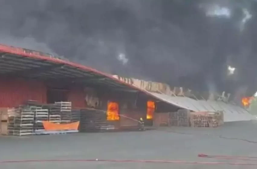  Incêndio em galpão da Irmãos Fischer mobiliza bombeiros de Blumenau e região