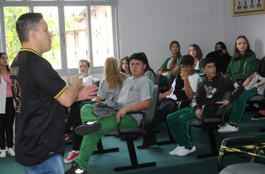  FUTURO: Estudantes conhecem Legislativo