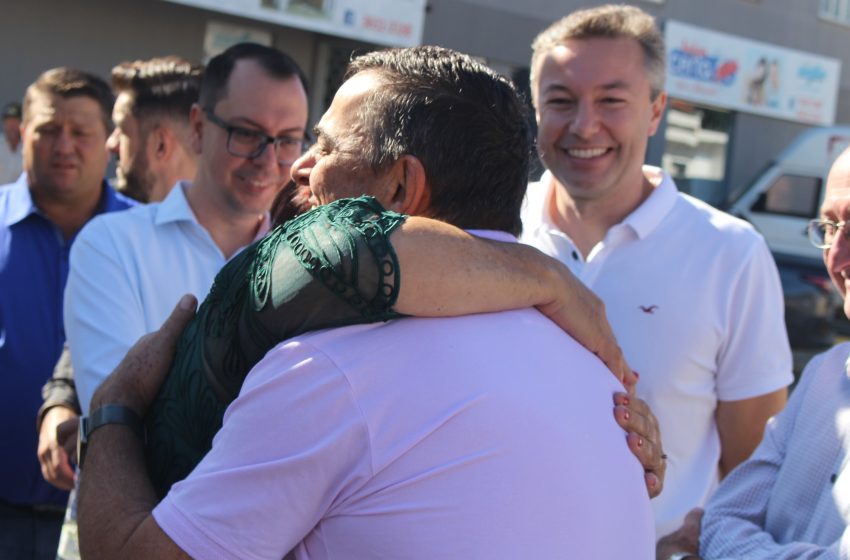  MATURIDADE: Prefeita e ex-prefeito no desfile