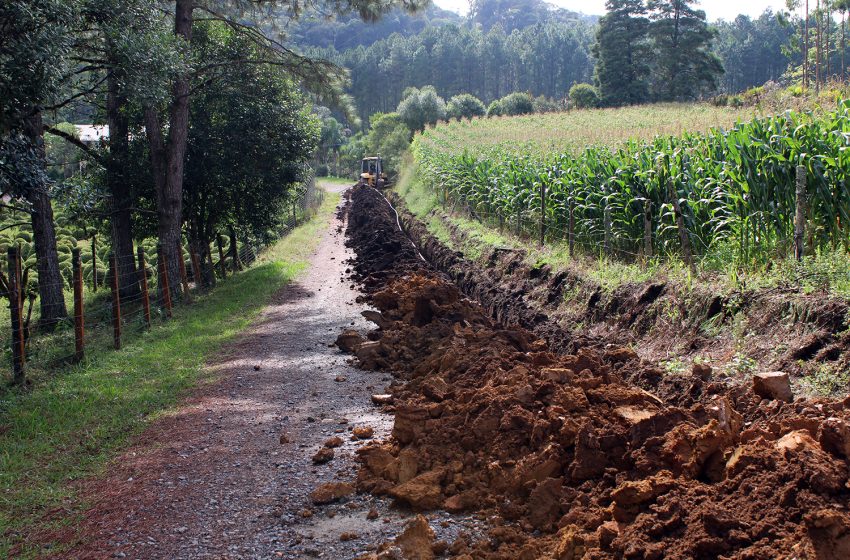  Estrada Carlos Drechsler recebe rede de abastecimento de água
