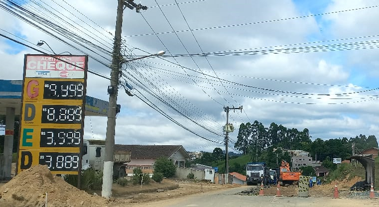  Seguem obras na Estrada das Neves