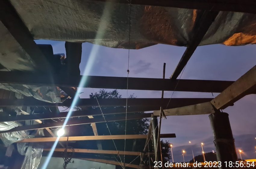  VENDAVAL: Temporal destelhou casas