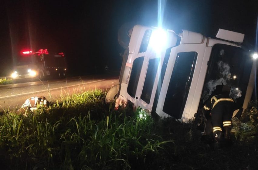  Saída de pista seguida de tombamento deixa uma vítima