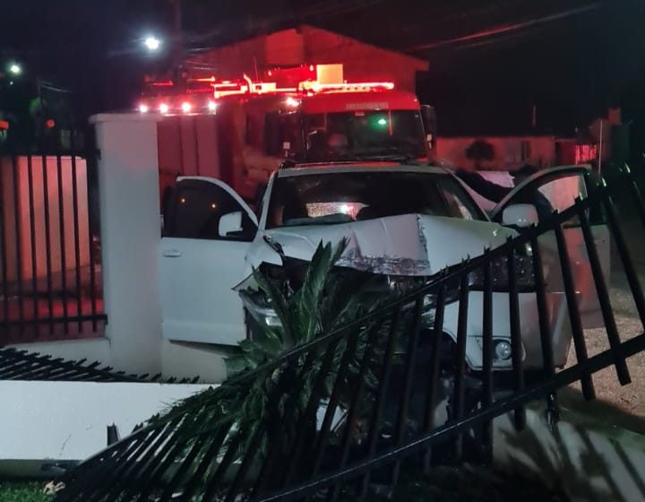  Mulher morre com tiro na cabeça; carro que dirigia bate em poste e carona é levado em estado grave para o hospital