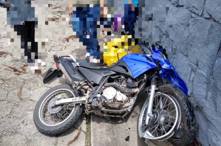  Moto bate contra muro e jovem de 21 anos fica ferido