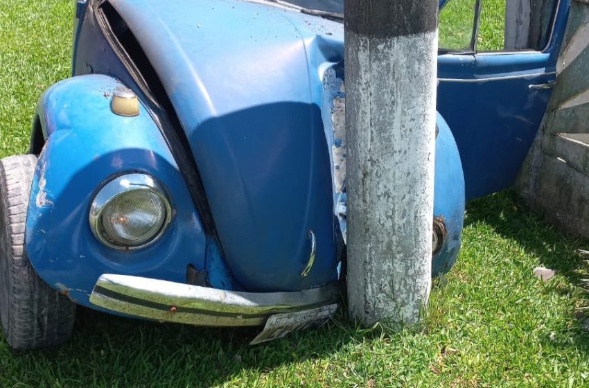  Fusca bate em poste e condutor fica ferido