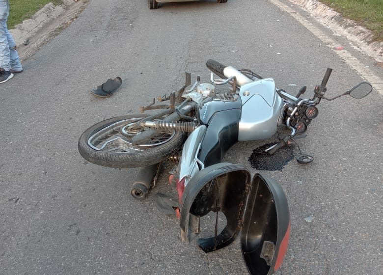  Colisão traseira arremessa motoqueiro e garupa