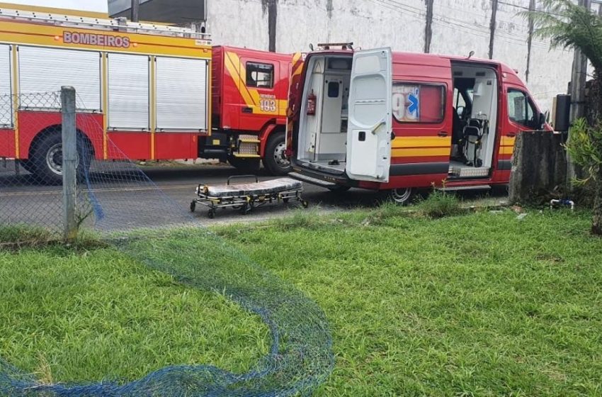  Ford Ranger com três pessoas dentro bate em muro