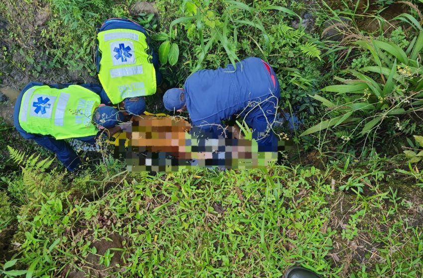  Bombeiros resgatam homem que caiu em vala de aproximadamente 2 metros