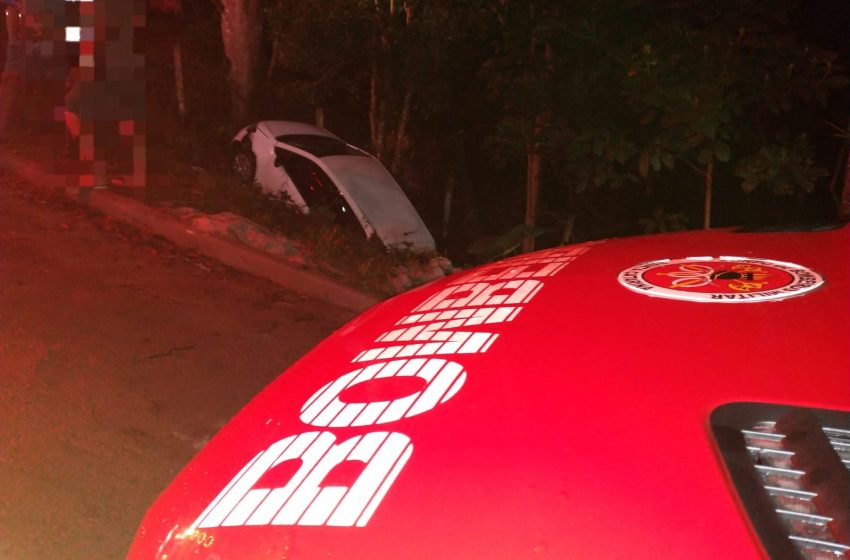  Mulher perde controle e carro vai parar em ribanceira