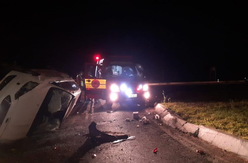  Carro capota com quatro pessoas dentro