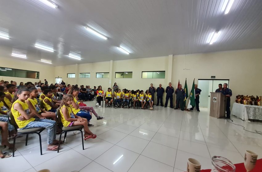  PROJETO GOLFINHO: primeira turma se forma