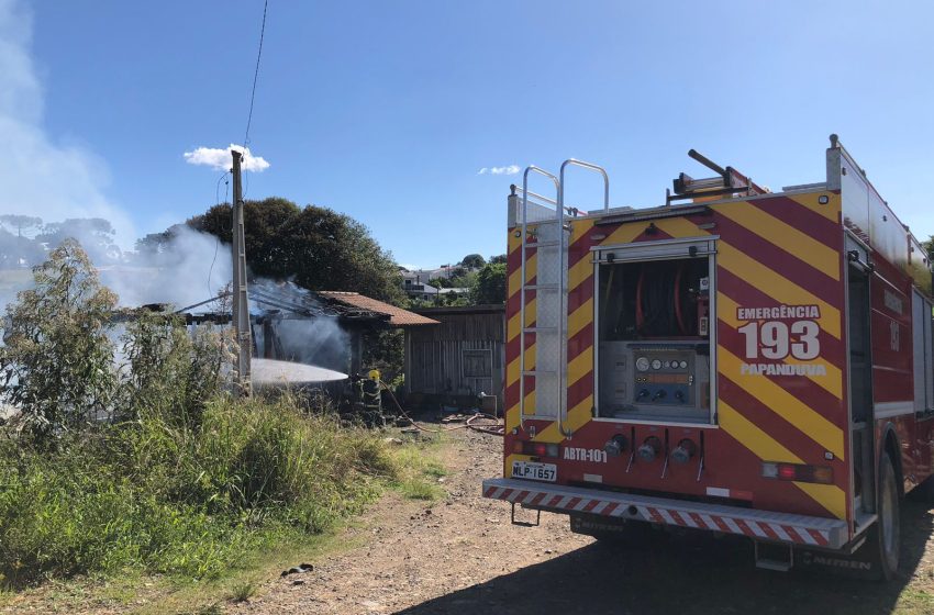  INCÊNDIO: Residência é tomada pelas chamas