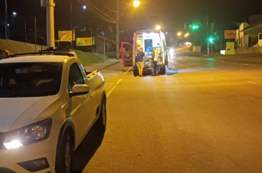  Moto e carro colidem no centro de São Bento do Sul