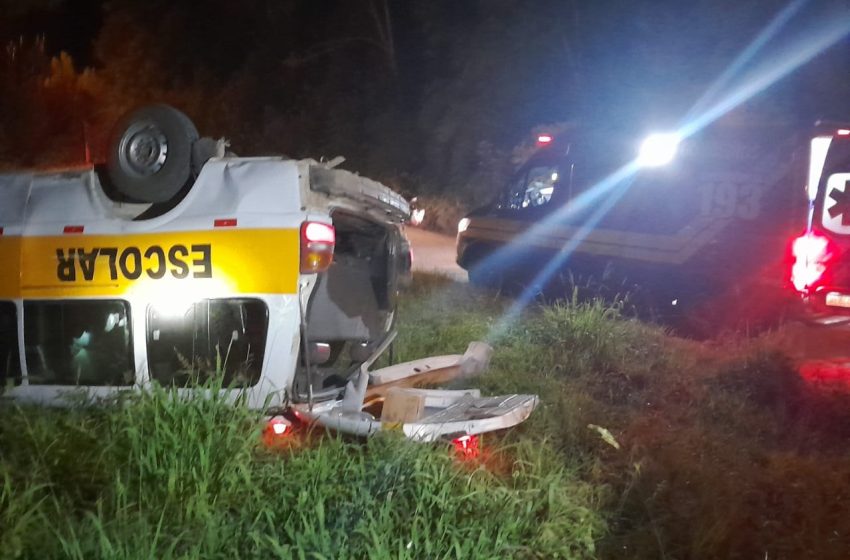  Van Escolar sai de pista e capota no bairro Cruzeiro