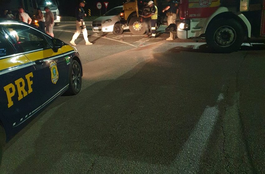  Automóvel com cinco ocupantes colide em caminhão