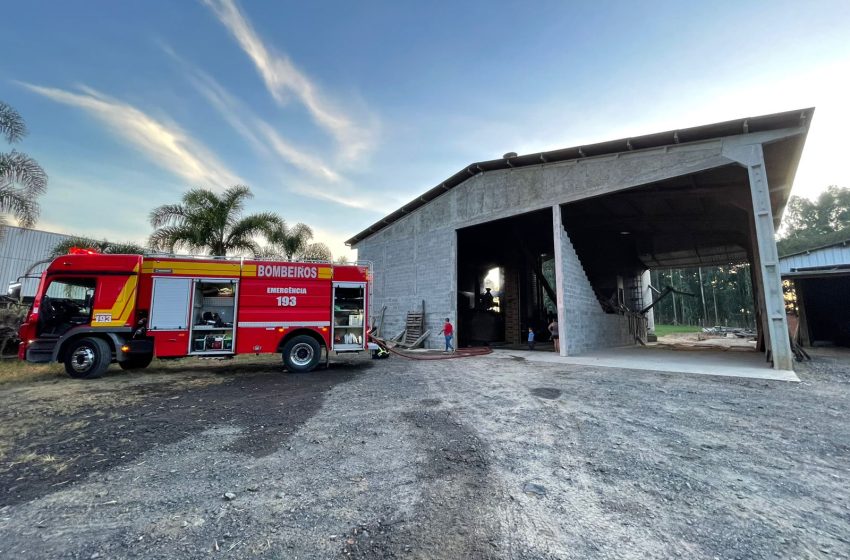 Incêndio atinge secador de milho em Campo Alegre