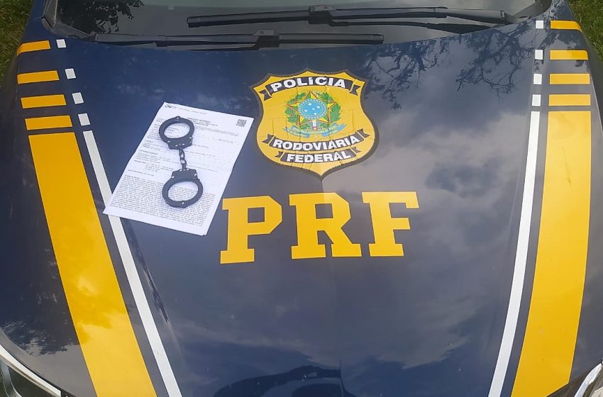  PRF prende mulher procurada pela justiça