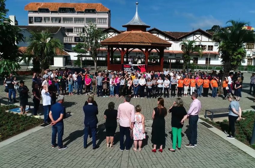  ‘Abraço Coletivo’ promove conscientização pelo fim da violência contra a mulher