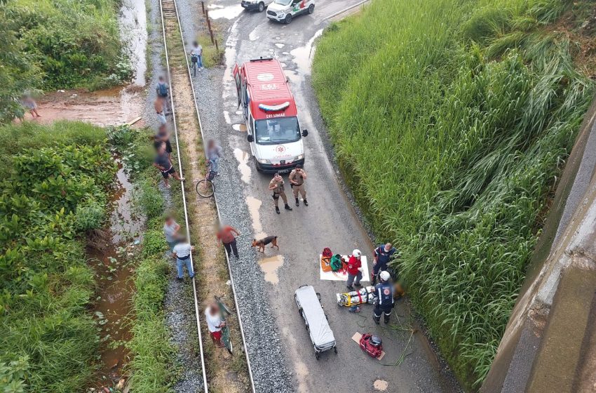  Casal é jogado de cima de viaduto em acidente