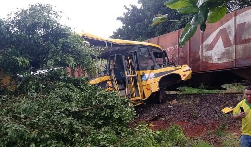  Acidente entre ônibus escolar e trem deixa vários feridos