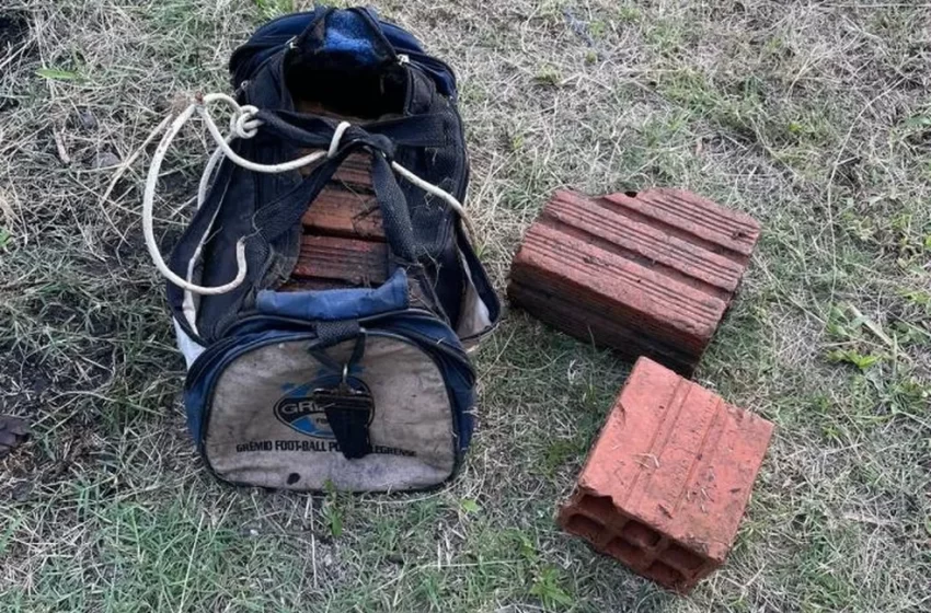  Corpo amarrado a bolsa com tijolos é resgatado em rio
