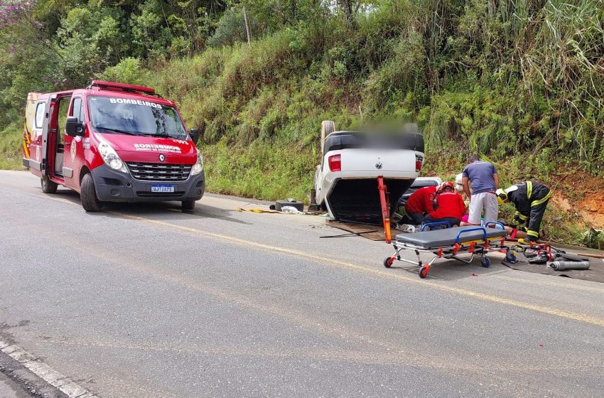  Mulher é resgatada após carro capotar