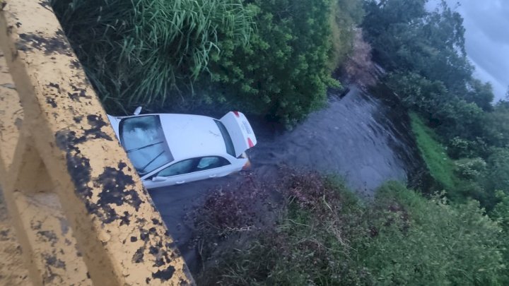 Policiais resgatam duas crianças e prendem um homem após carro cair em rio