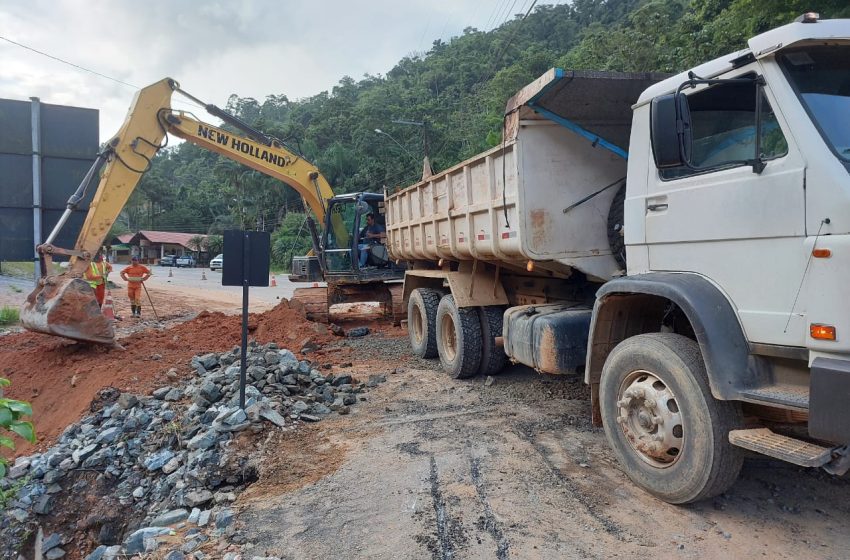  Pista cede, mas tráfego continua liberado para veículos leves na BR-280, em Corupá