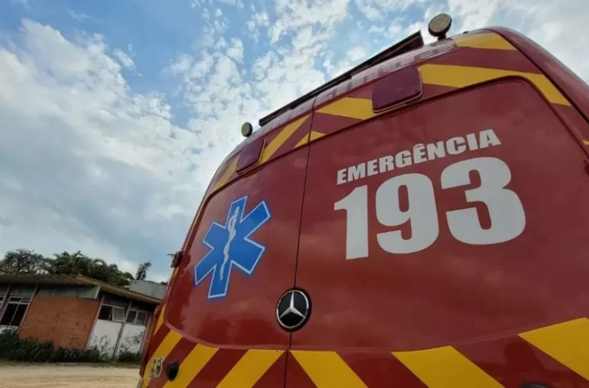  Adolescente é arremessado contra muro após bater motoneta em carro