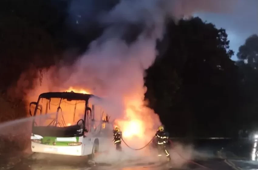  Trabalhadores saem às pressas de ônibus em chamas em rodovia
