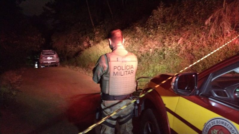  Troca de tiros entre policiais e suspeitos de roubo deixa um morto