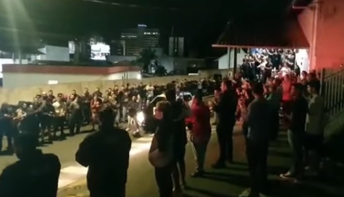  Muitas homenagens às vítimas de chacina