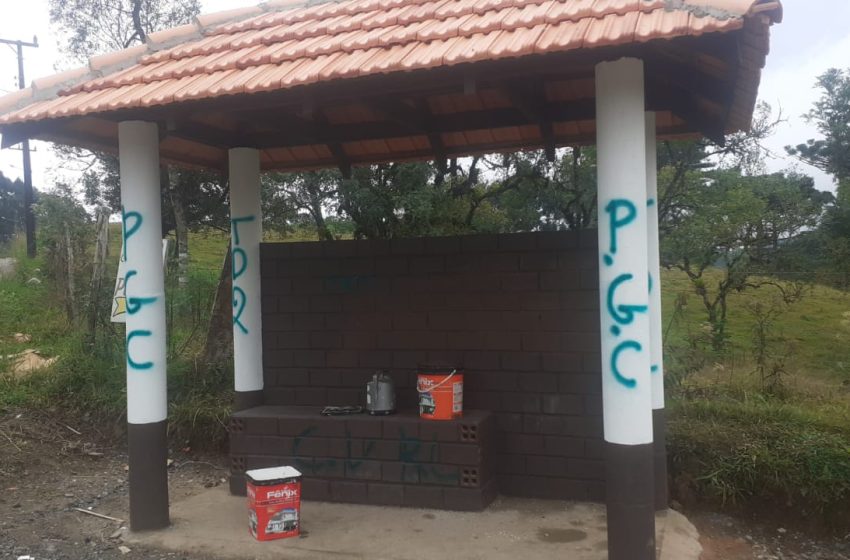  Ponto de ônibus é alvo de vândalos