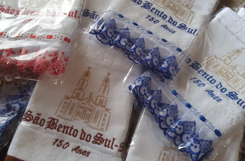  Toalhas alusivas aos 150 anos de São Bento estão sendo comercializadas