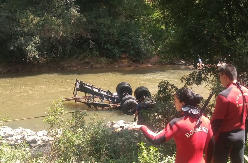  Continuam as buscas pelo motorista do caminhão que caiu no Rio Negro